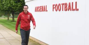 Мърсън: Изглежда, че Венгер продължава да тренира Арсенал