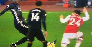 Касълс: Какво търси кракът на Белерин там?