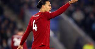 Ливърпул готви нов договор за Ван Дайк 