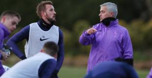 Шпорите ще нощуват в София, Моуриньо с онлайн пресконференция