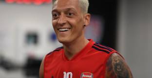 Йозил обеща да остане в Арсенал до лятото на 2021 г. 