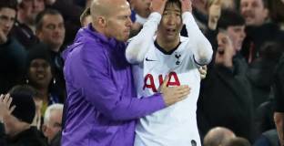 Играчите на Евертън успокоявали Сон след мача