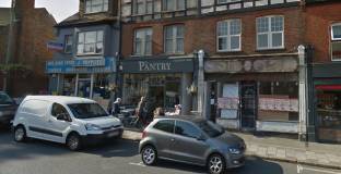 Айб влезе с автомобила си в кафене