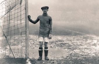 Вратарят на Хъдърсфийлд Уилям Меркер. Годината е 1925. 