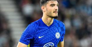   Челси все още не е решил за Колуил и Броя