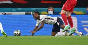 Линекер: Можете да получите две дузпи за това