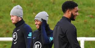 Стърлинг осъди феновете, които освиркваха Гомес