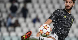 Ювентус готви нов договор за капитана Мануел Локатели