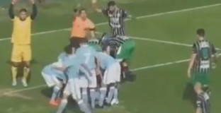 Съдия спаси живота на играч по време на мач (видео)