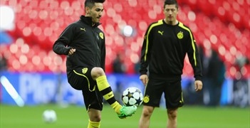 Илкай Гюндоган и Роберт Левандовски изпробват тревата на легендарния стадион