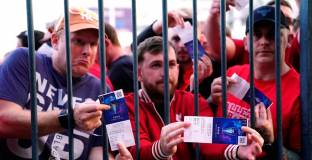 Близо 900 фена на Ливърпул се обърнаха към съда заради УЕФА