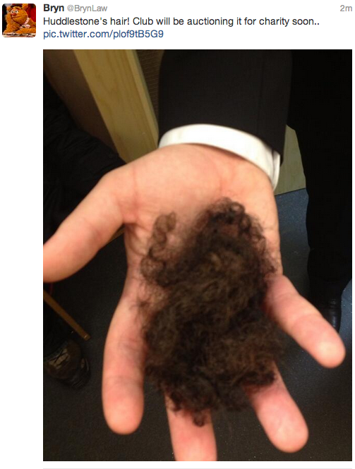 Парчето коса от Том Хъдълстоун ще бъде продадено на търг с цел благотворителност