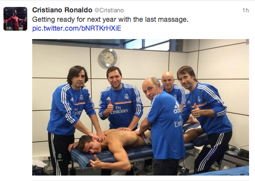 Кристиано Роналдо изпрати 2013 година с масажистите на Реал Мадрид :D