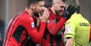 Играчи на Милан успокоявали съдията след мача