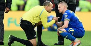  Главният съдия утешавал Зинченко след мача