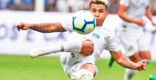 Евертън се интересува от крило на Сантош