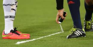 Изобретателят на спрея иска 84 милиона от ФИФА