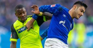 Ливърпул може да замени Ловрен с Кабак