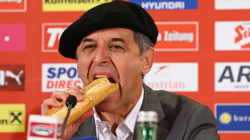 Наставникът на Австрия на пресконференция след мача с Швеция. 