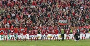 Фенове наобиколиха играчите на ЦСКА, поискаха от защитник да напусне доброволно