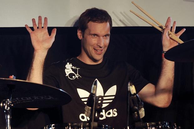 Чех ще участва в рок фестивал в Чехия като барабанист на една от местните банди.