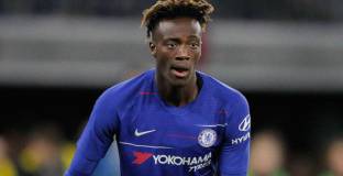 Реднап съветва Абрахам да се равнява по Диего Коста