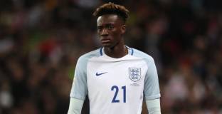 Ейбрахам потвърди, че играчите няма да спазят протокола при прояви на расизъм