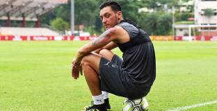 Йозил може да остане без договор в Арсенал