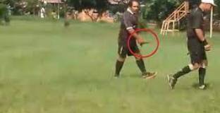 Съдия намушка играч по време на мач