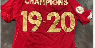 Хендерсън показа шампионската фланелка на Ливърпул