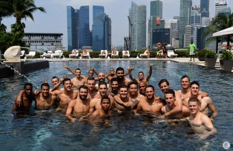 Играчите на Интер разпускат след победата над Байерн.