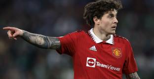  Линдельоф разказа, че играе с обувки с по-голям номер