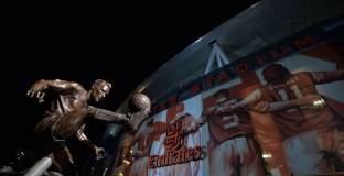 Бергкамп: Арсенал няма от какво да се страхува в битката за титлата