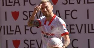 Папу Гомес: Горд съм да нося фланелката на Марадона