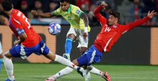 Късен гол носи победата на Бразилия над Чили