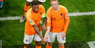 Вайналдум отпразнува гола си с антирасистки жест