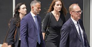 Гигс изхвърлил приятелката си от хотела гола, удрял я с глава