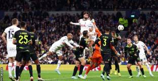 Тотнъм и Спортинг с реми, Айнтрахт бие - интригата в група D остава до край