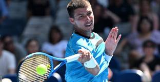 Австралиец спря Корда по пътя към финала в Монреал 