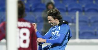 Халф на Левски се реди на опашка за автограф от Ицо Стоичков