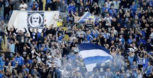 Странно: Синя истерия за билети, свършиха за А и В, но има още много за Сектор Б