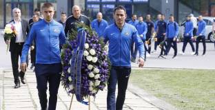 От Левски поднесоха венци и цветя на паметника на Гунди (видео)