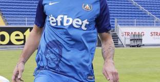 Стоичков облече екип на Левски (снимки)