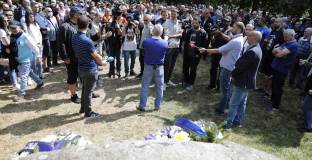 Доста фенове на Левски се събраха пред Могилката - не спазват социална дистанция (видео)