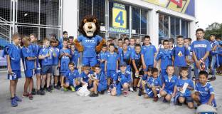 Футболисти на Левски ритат с ученици