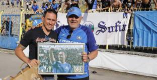 Феновете на Левски с благодарствен плакет за Живко Миланов (видео)