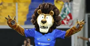 Таран на Левски и талисманът на клуба зарадваха малчугани (видео)