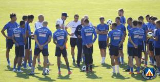 В Левски тренират с настроение, Спас Русев инспектира Роси (видео)