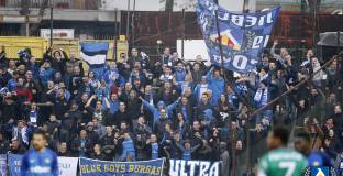 Само в България: Ядосан фен на Левски проби козирката на тунела и падна в него (видео)