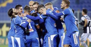 Гол с ръка носи победа на Левски над Верея (видео)